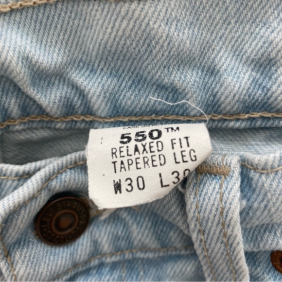 ❌SOLD❌ Vintage Levi’s 550 Relaxed Fit Tapered Legs Light Blue | Size 30” - Picture 6 of 6